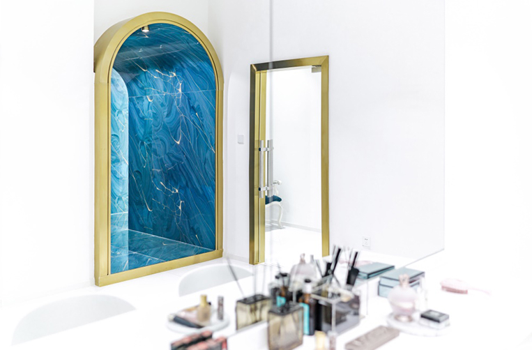 ��ɫ���ݻ���װ�����